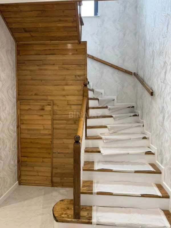 Satılır 7 otaqlı həyət evi 235 m²