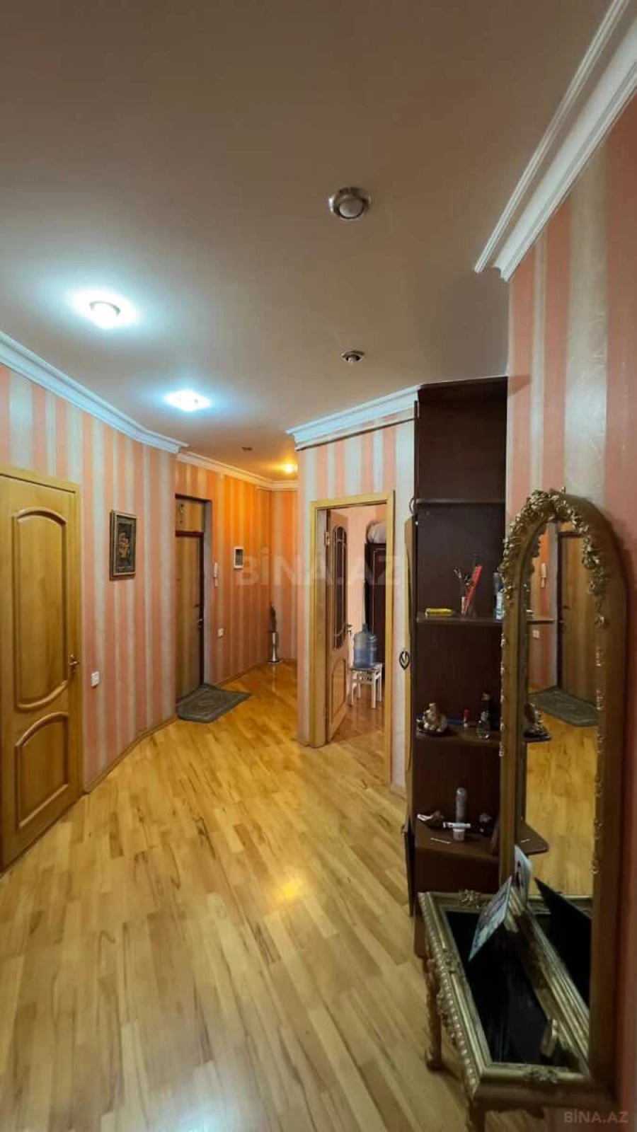 Satılır 4 otaqlı mənzil 145 m²