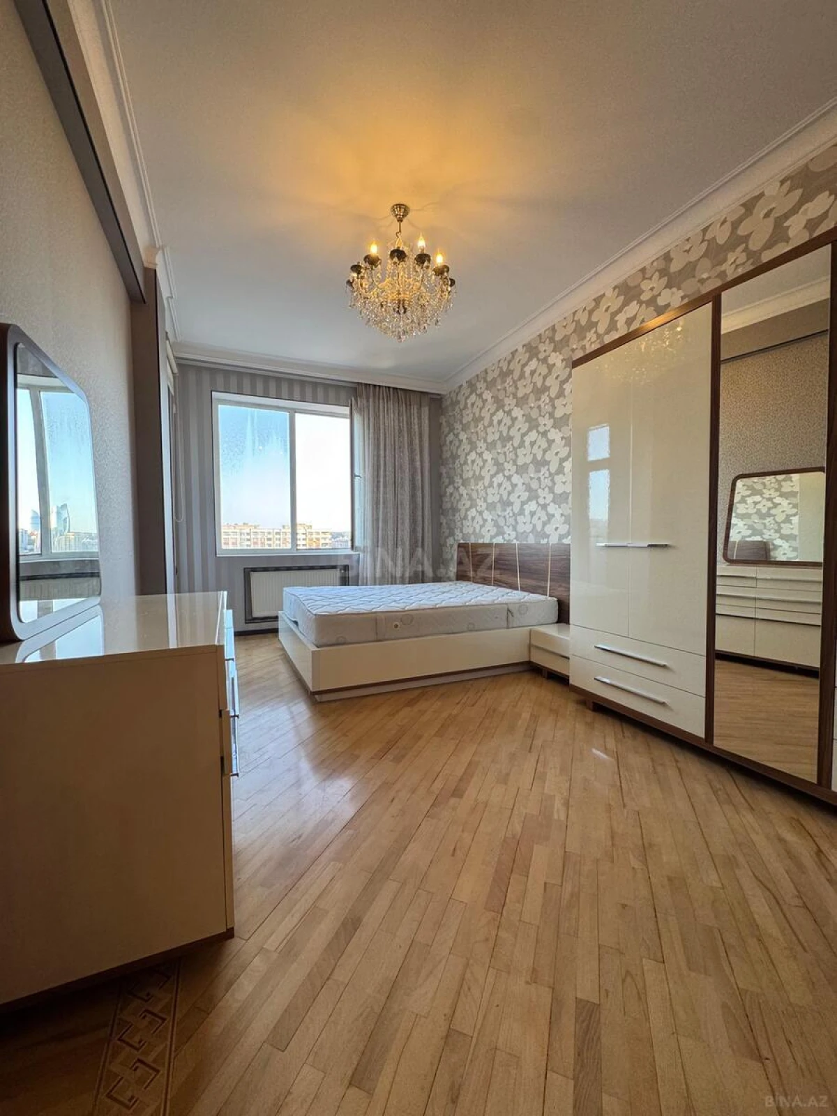 Kirayə verilir 3 otaqlı mənzil 150 m²