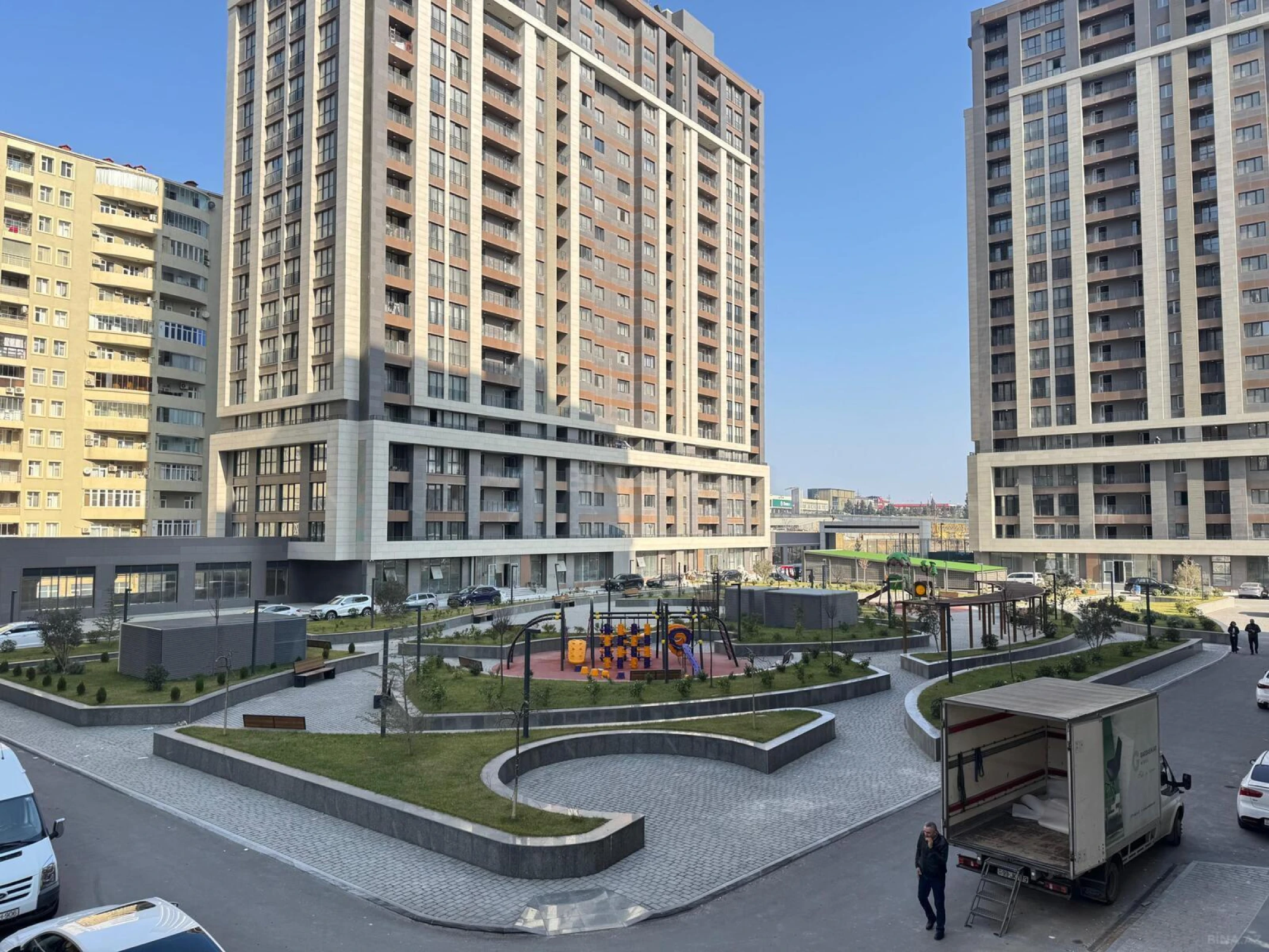 Satılır 3 otaqlı mənzil 127 m²