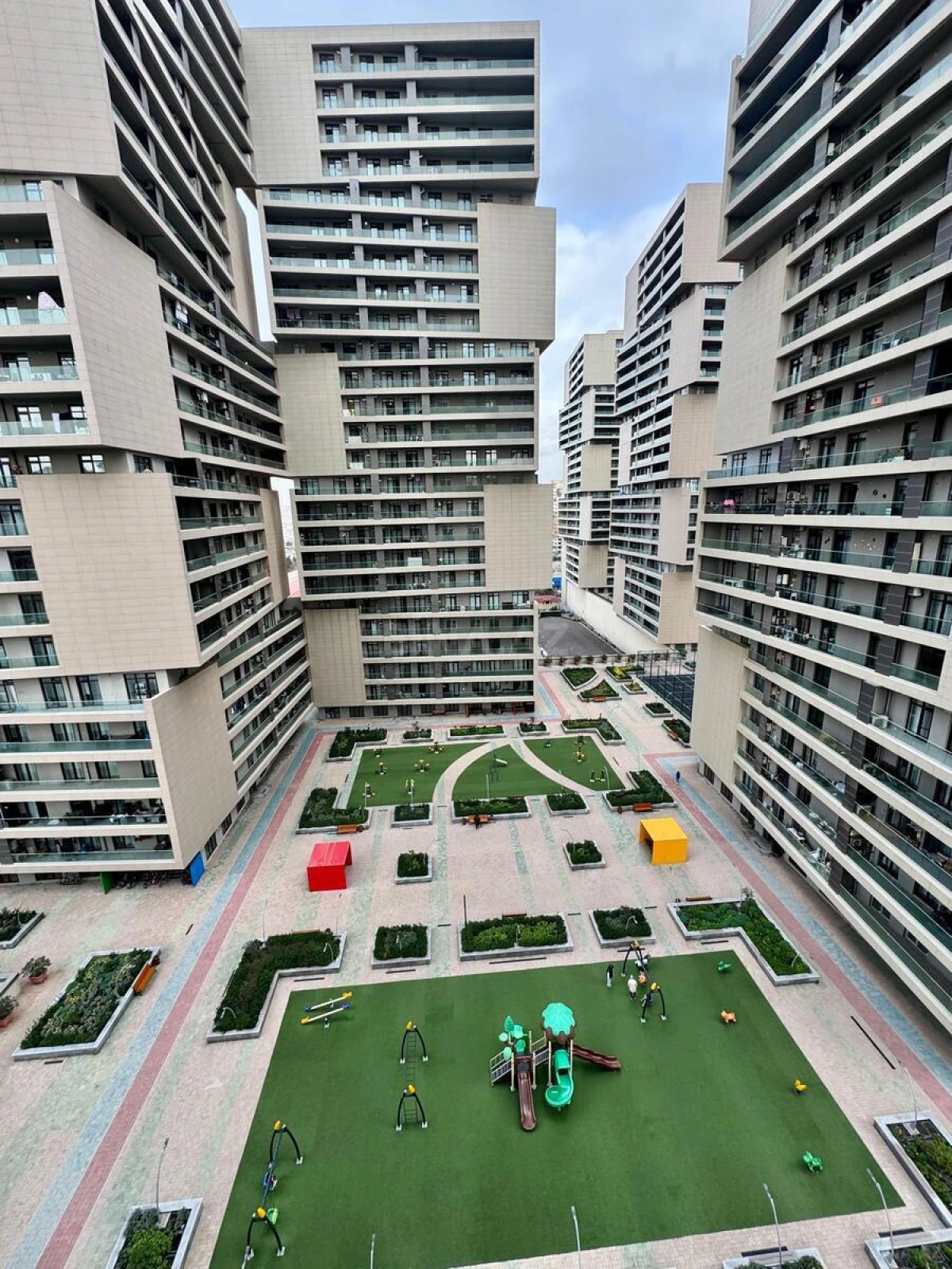 Satılır 4 otaqlı mənzil 186 m²