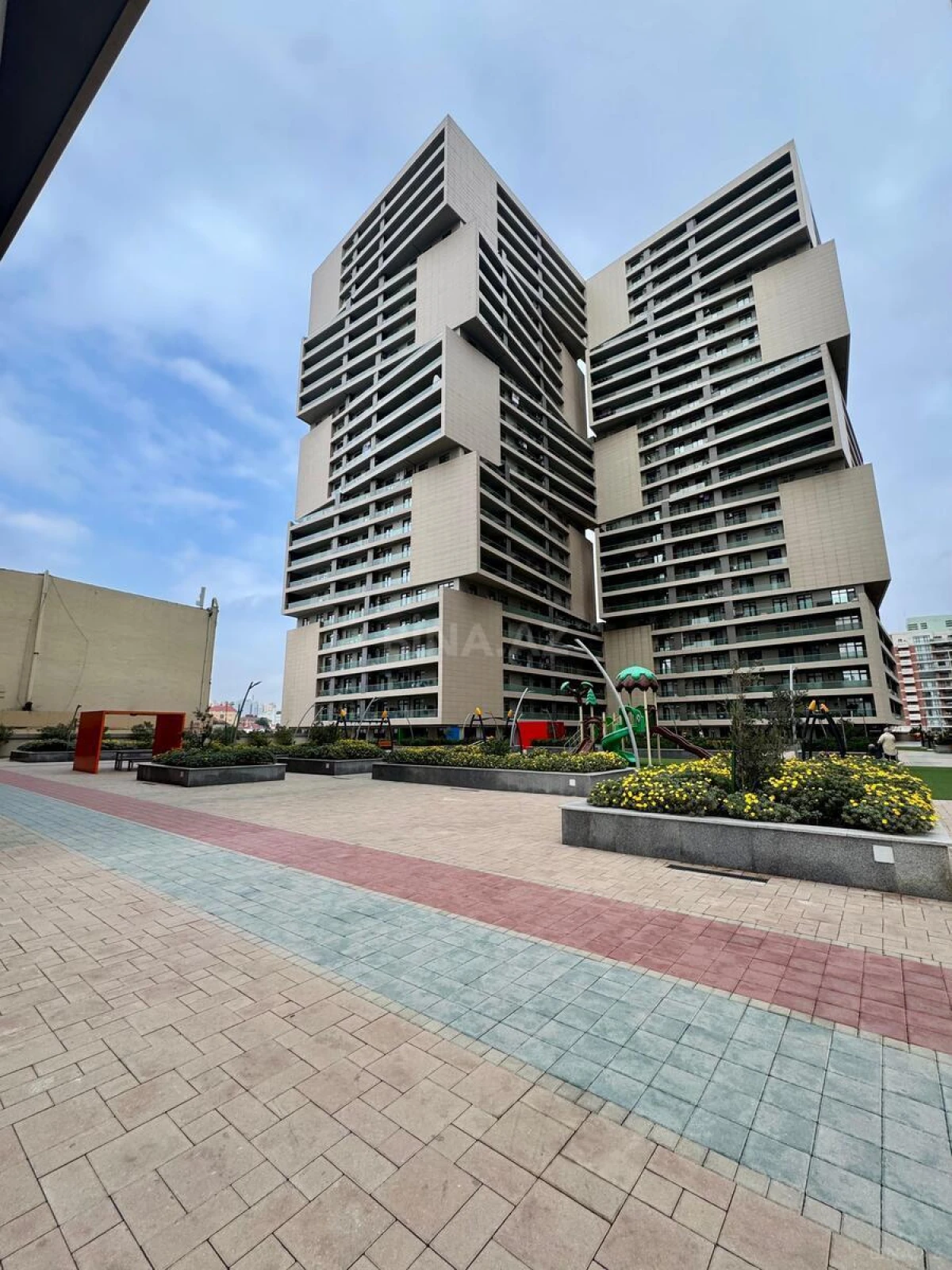 Satılır 4 otaqlı mənzil 186 m²
