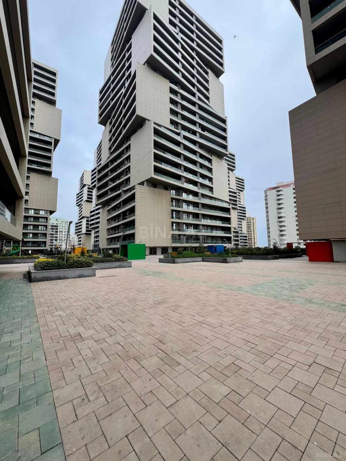 Satılır 4 otaqlı mənzil 186 m²