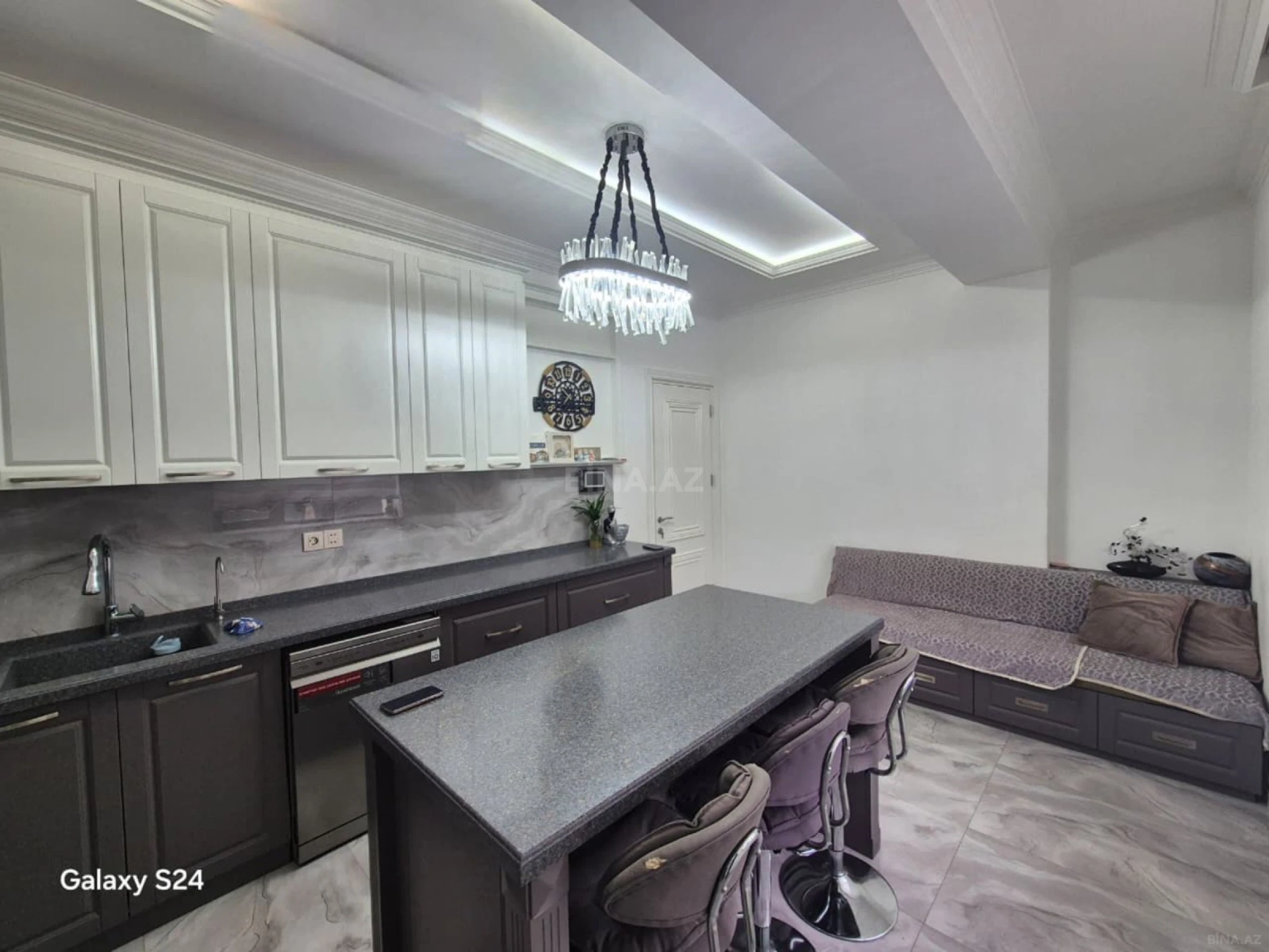 Satılır 3 otaqlı mənzil 160 m²