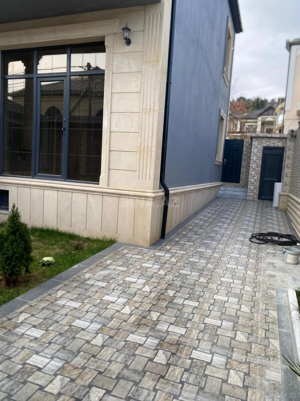 Satılır 5 otaqlı həyət evi 255 m²