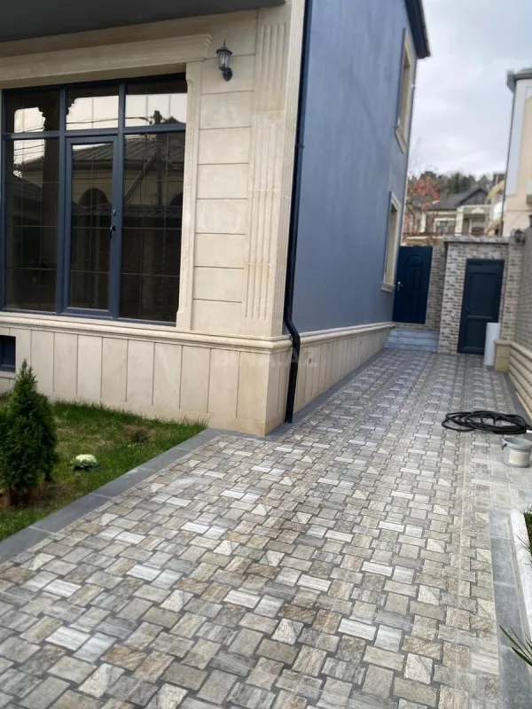 Satılır 5 otaqlı həyət evi 255 m²