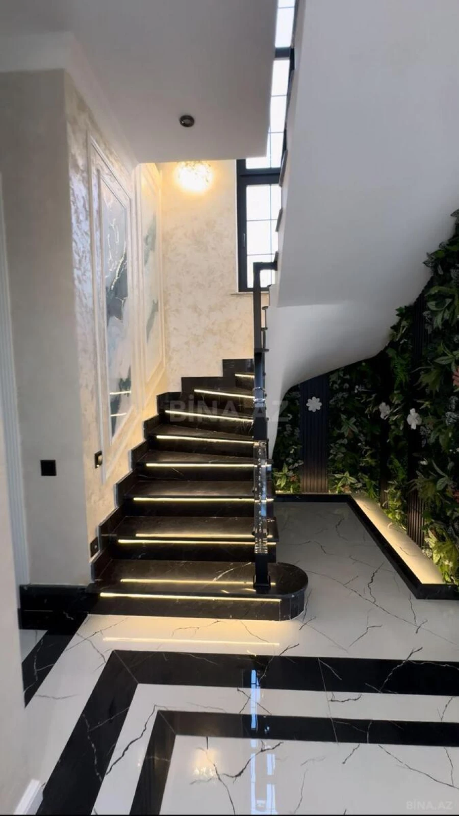 Satılır 5 otaqlı həyət evi 255 m²