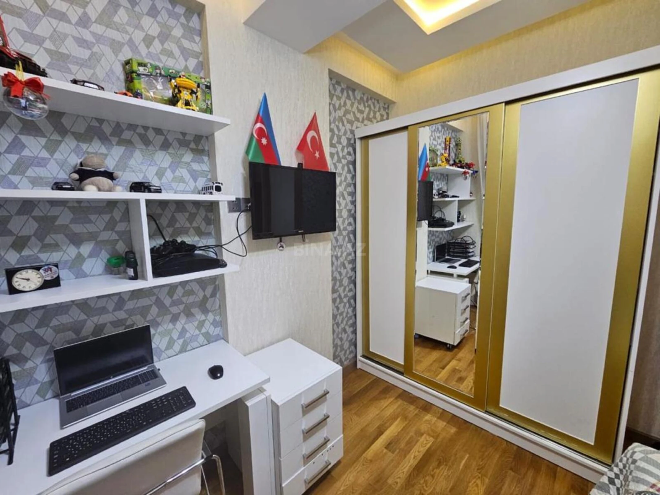 Satılır 4 otaqlı mənzil 115 m²