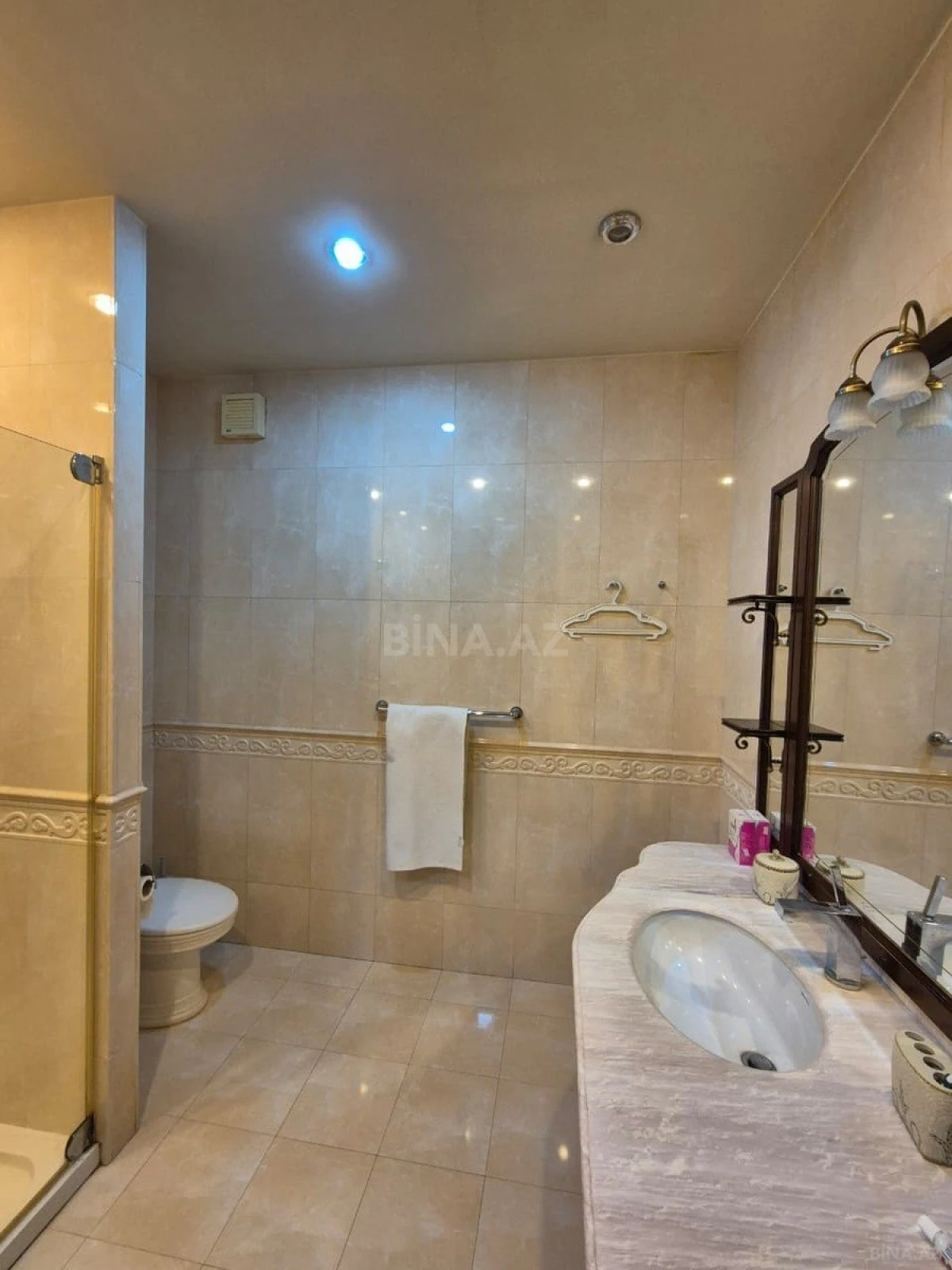 Satılır 5 otaqlı mənzil 240 m²