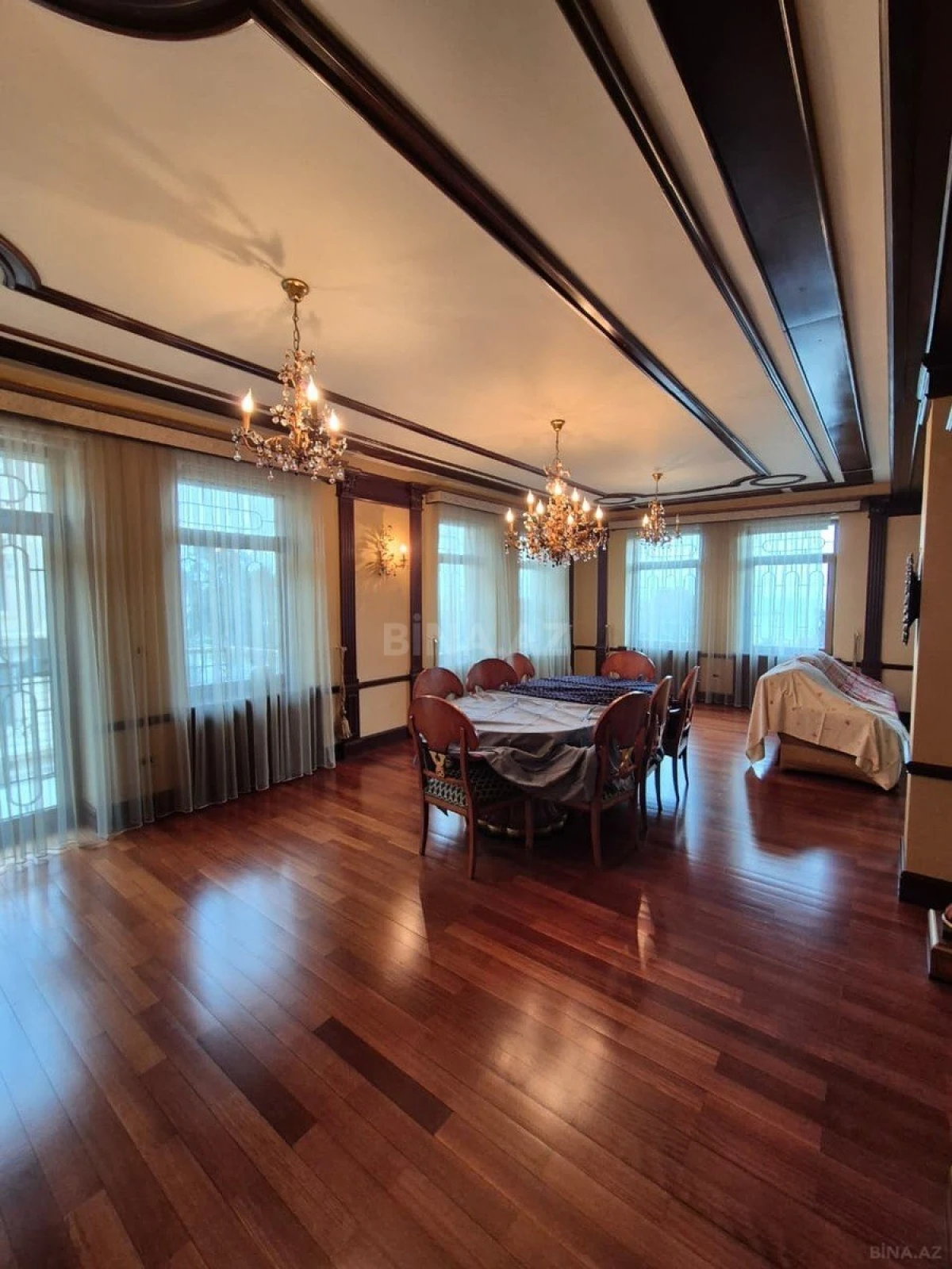 Satılır 5 otaqlı mənzil 240 m²