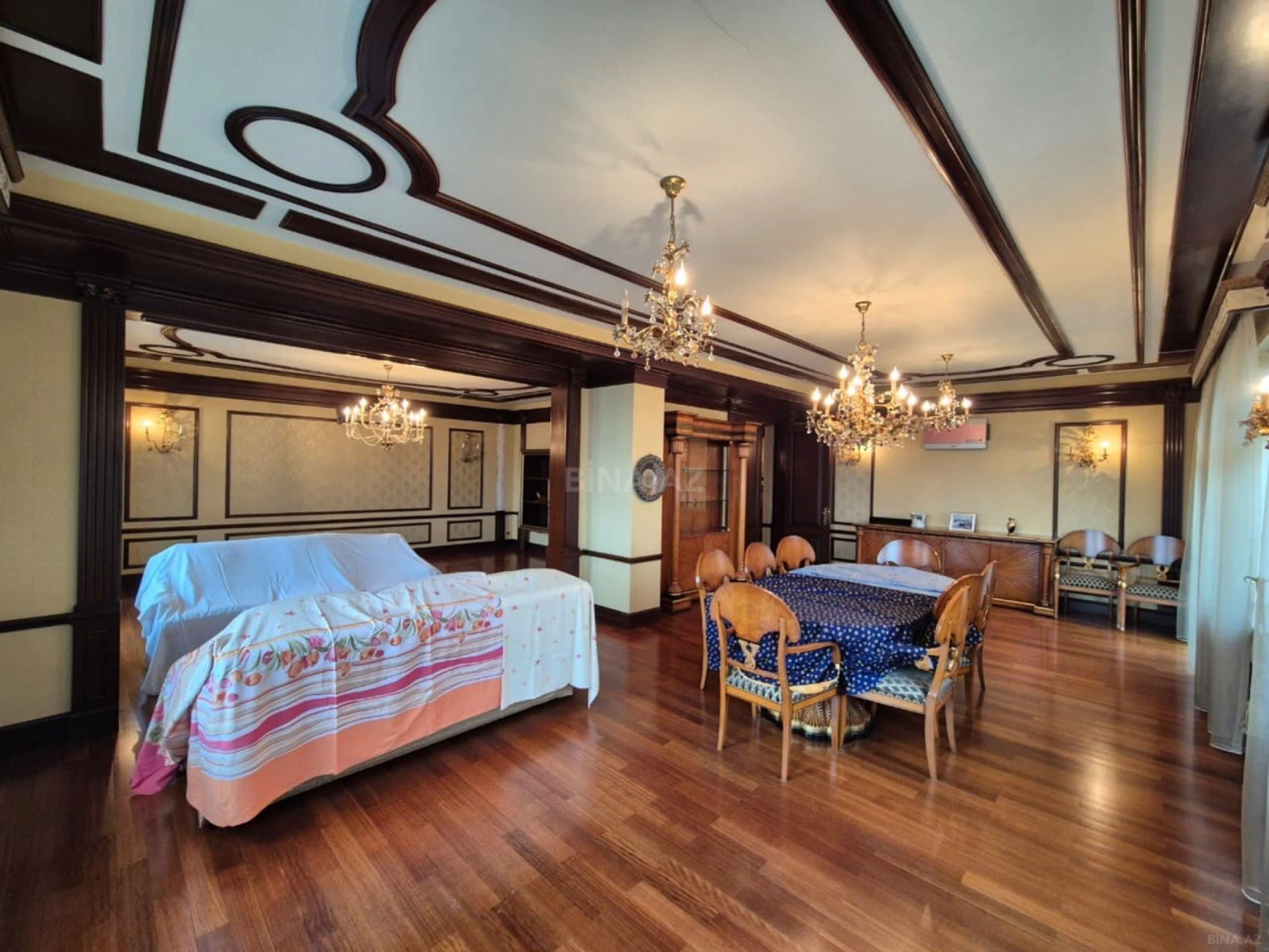 Satılır 5 otaqlı mənzil 240 m²