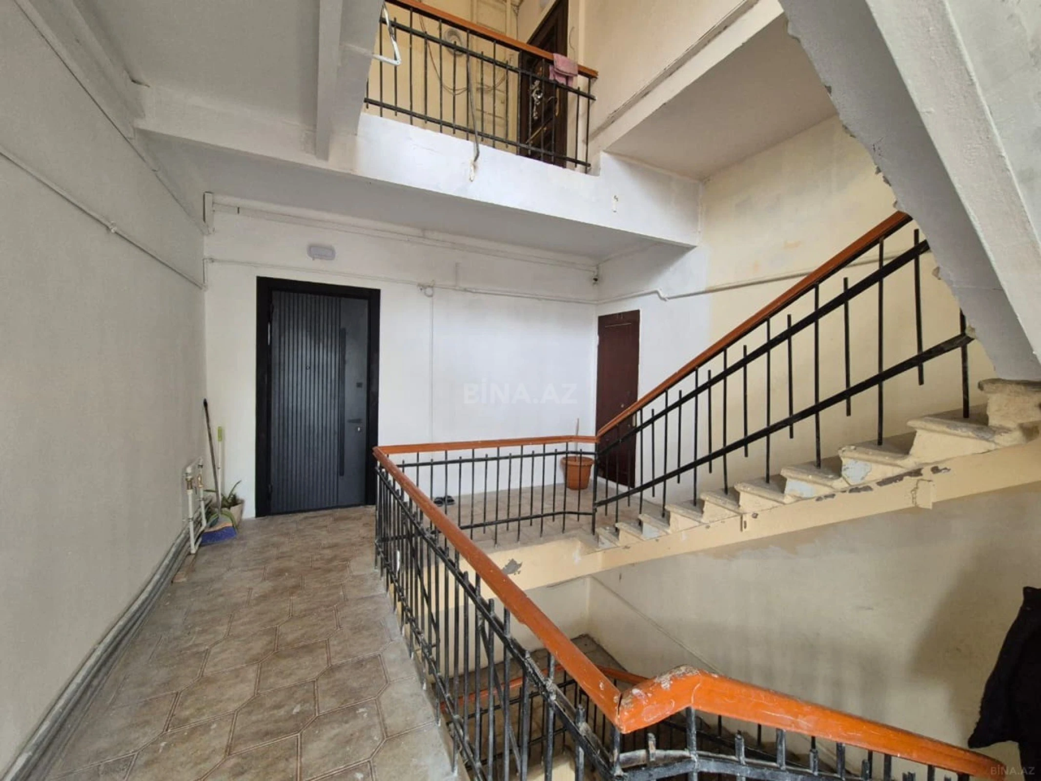 Satılır 5 otaqlı mənzil 240 m²