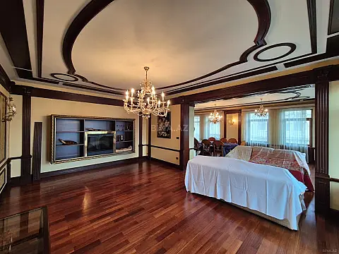 Satılır 5 otaqlı mənzil 240 m²