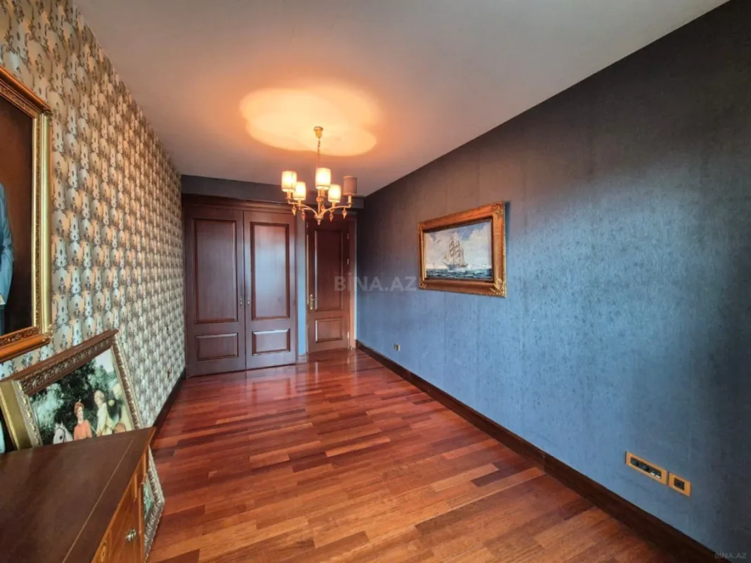 Satılır 5 otaqlı mənzil 240 m²