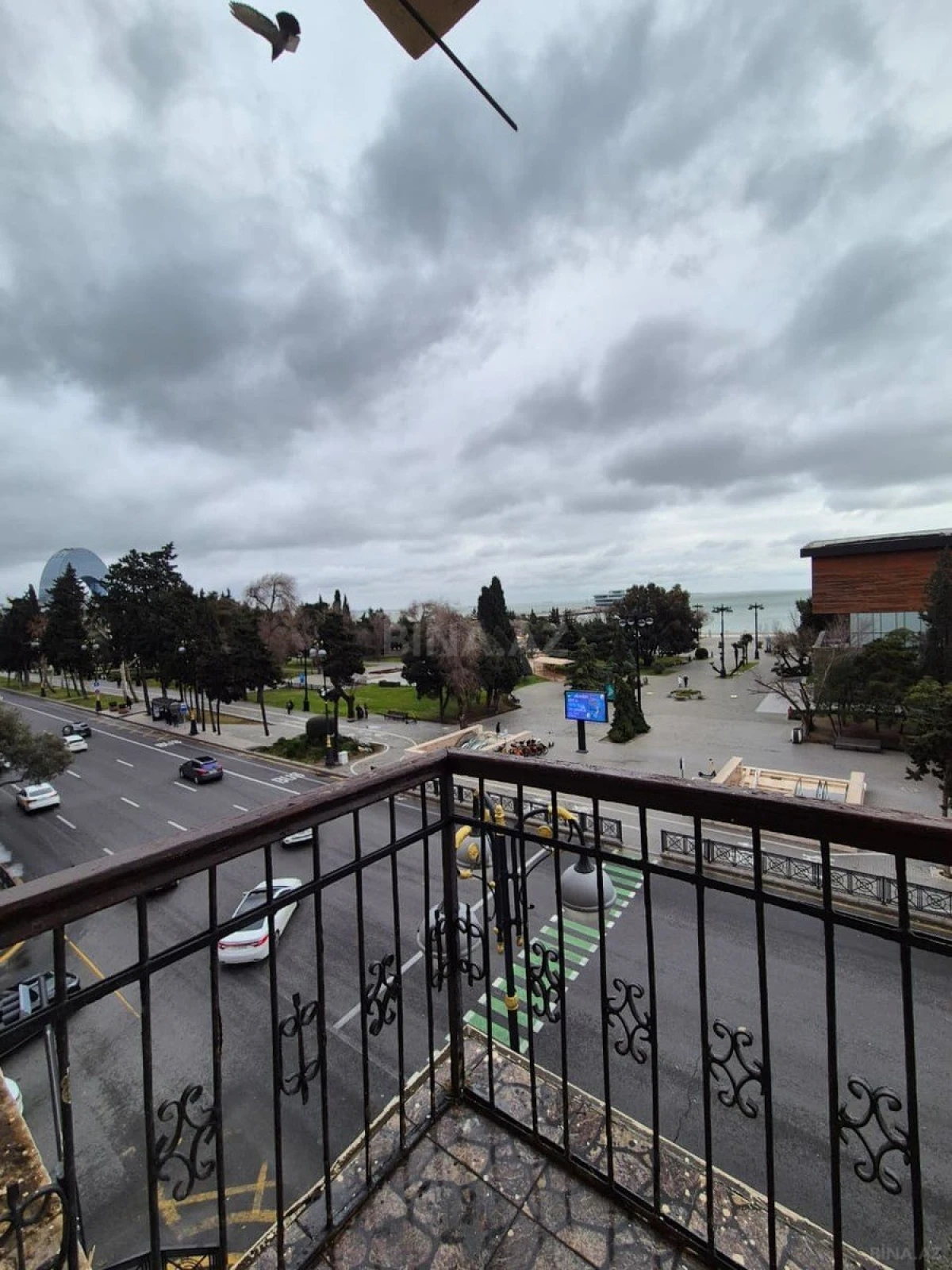 Satılır 5 otaqlı mənzil 240 m²