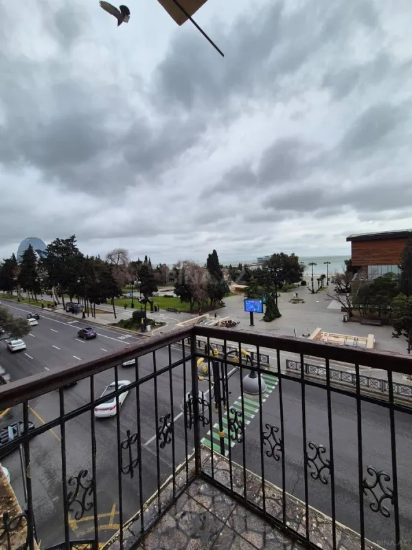 Satılır 5 otaqlı mənzil 240 m²