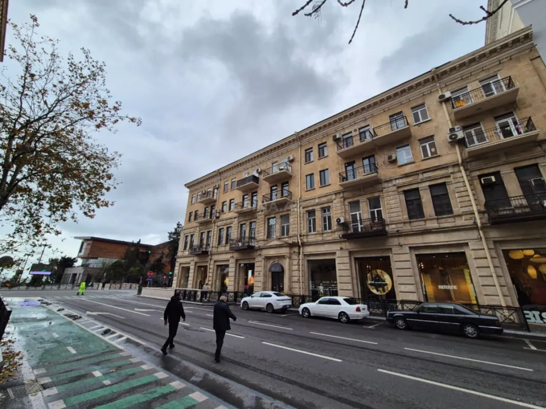 Satılır 5 otaqlı mənzil 240 m²