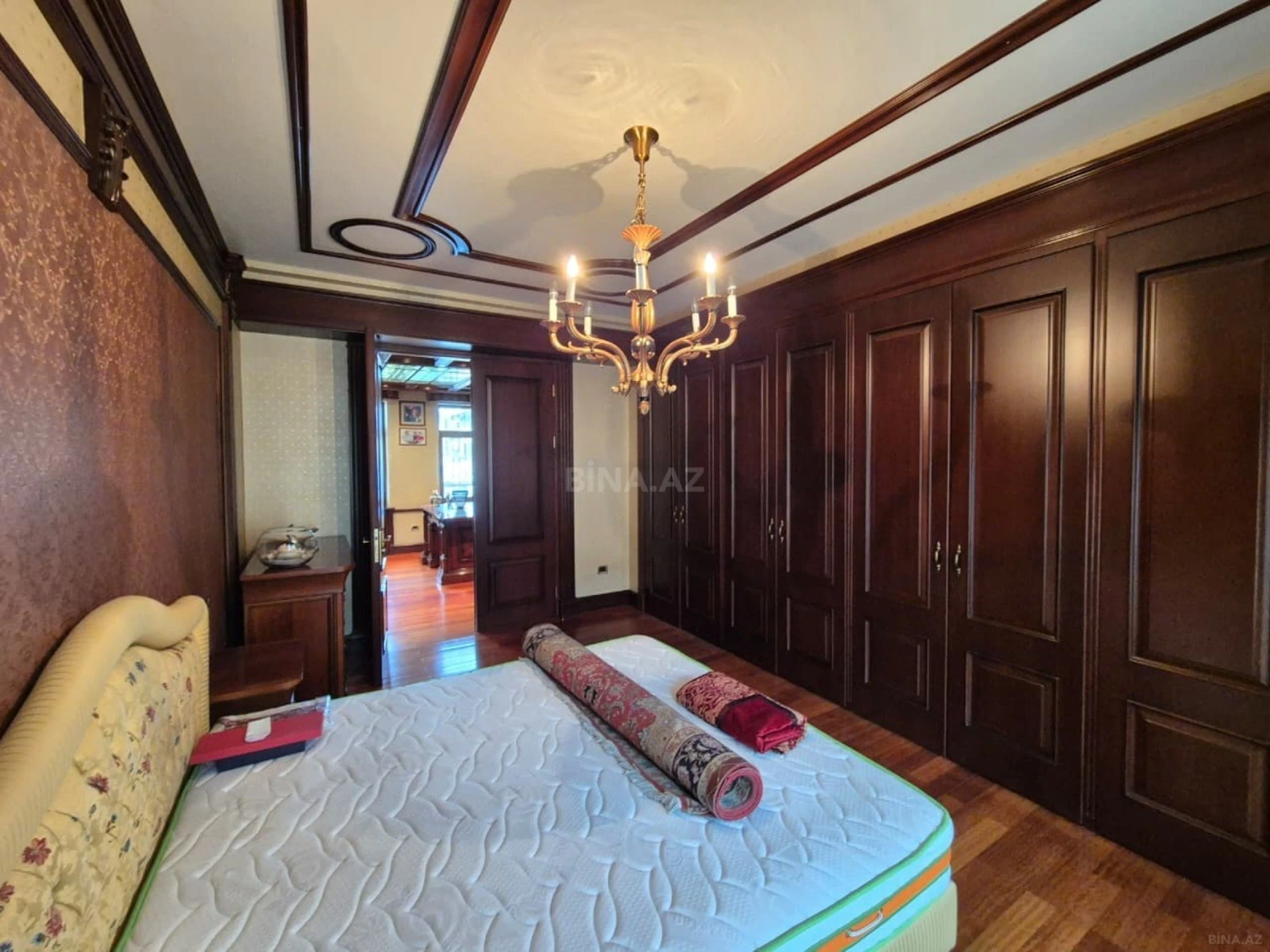 Satılır 5 otaqlı mənzil 240 m²