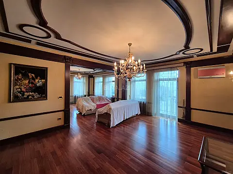 Satılır 5 otaqlı mənzil 240 m²