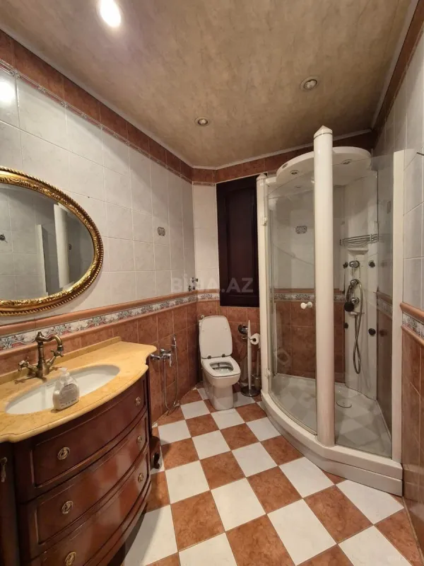 Satılır 5 otaqlı mənzil 240 m²