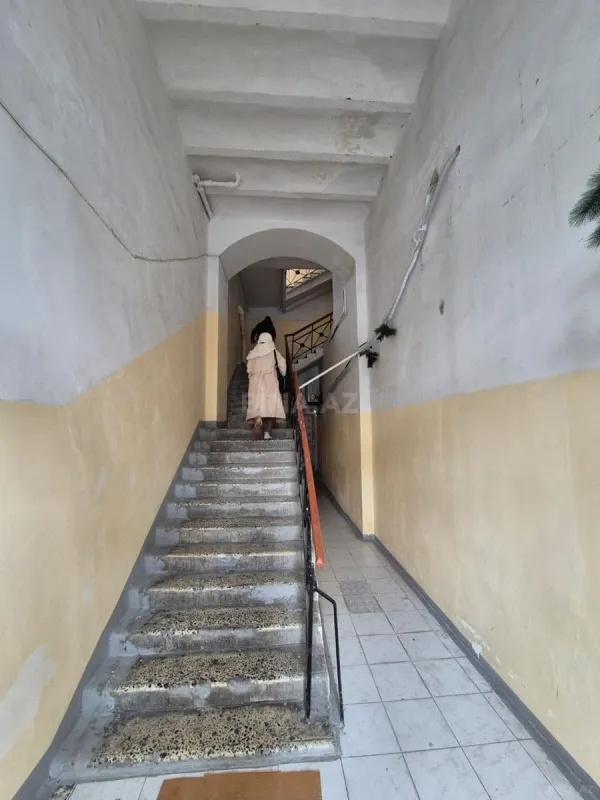 Satılır 5 otaqlı mənzil 240 m²