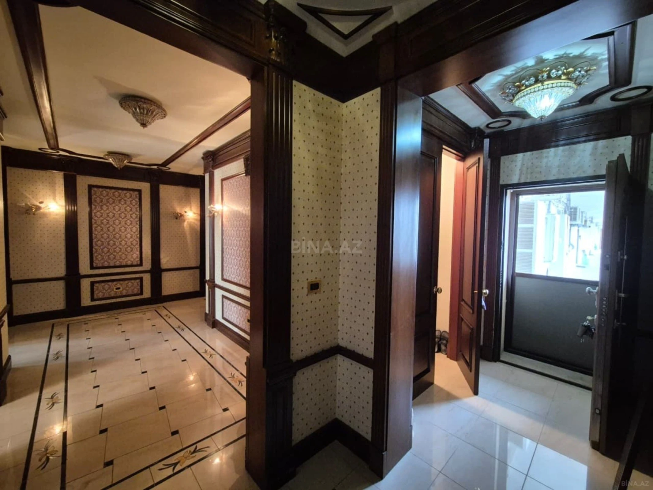 Satılır 5 otaqlı mənzil 240 m²