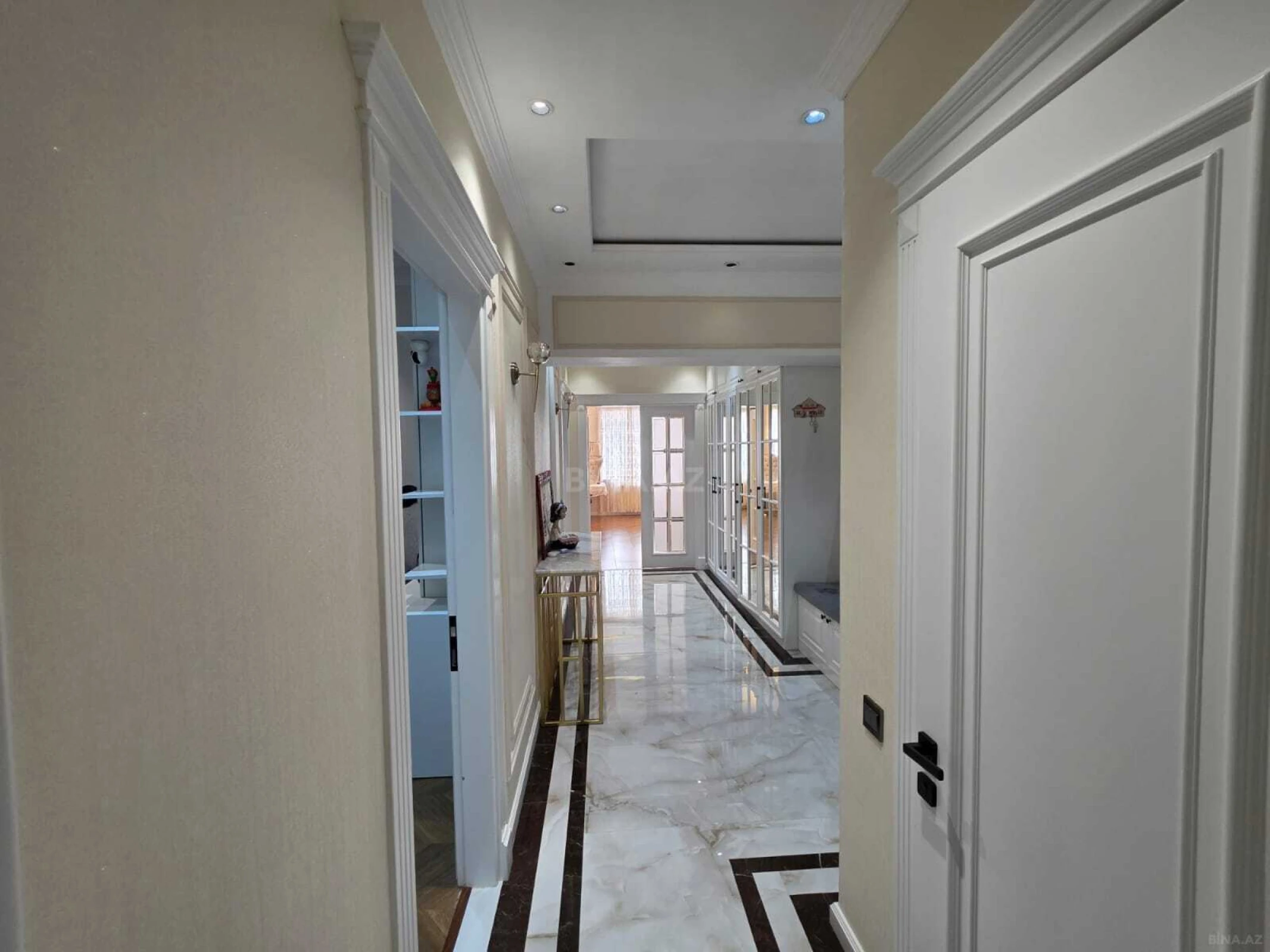 Satılır 3 otaqlı mənzil 137 m²