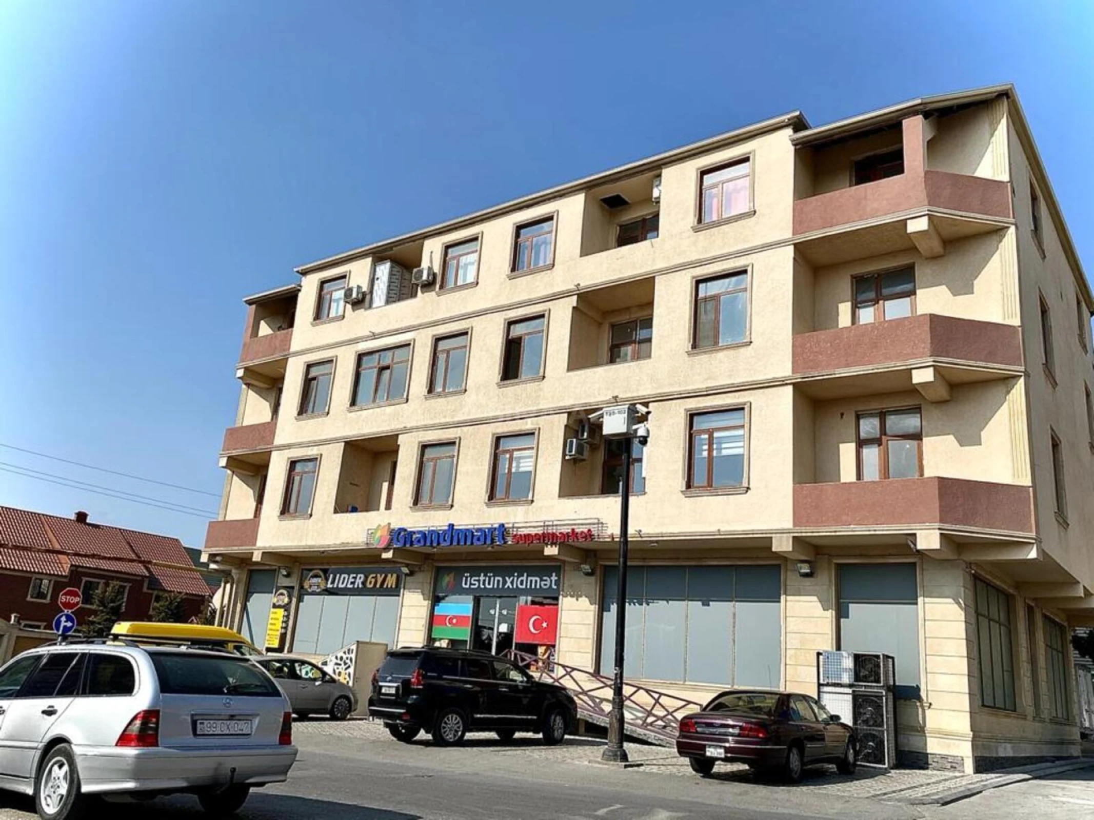 Satılır 3 otaqlı mənzil 131 m²
