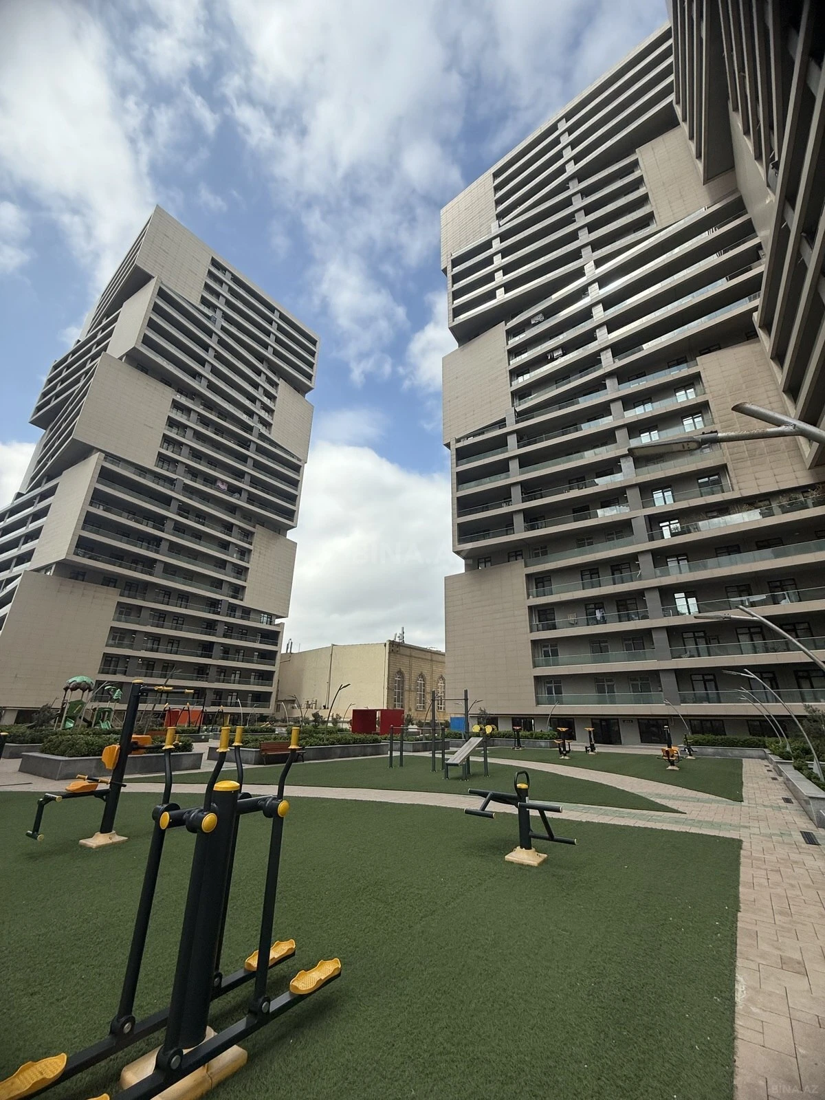 Satılır 4 otaqlı mənzil 180 m²