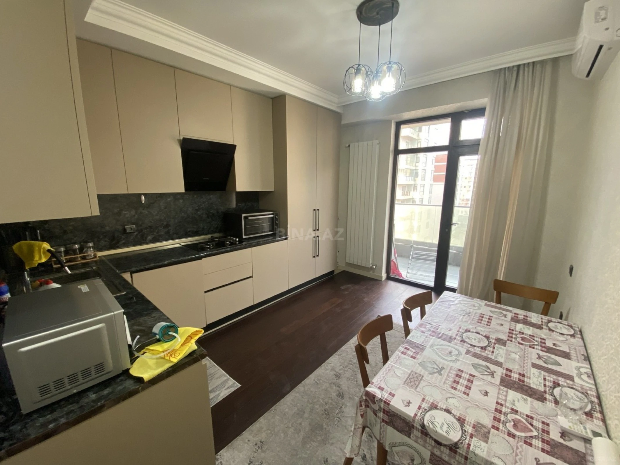 Satılır 4 otaqlı mənzil 180 m²