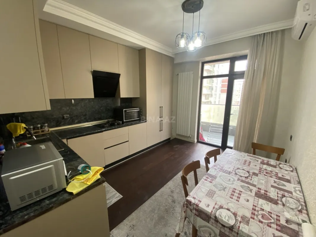 Satılır 4 otaqlı mənzil 180 m²
