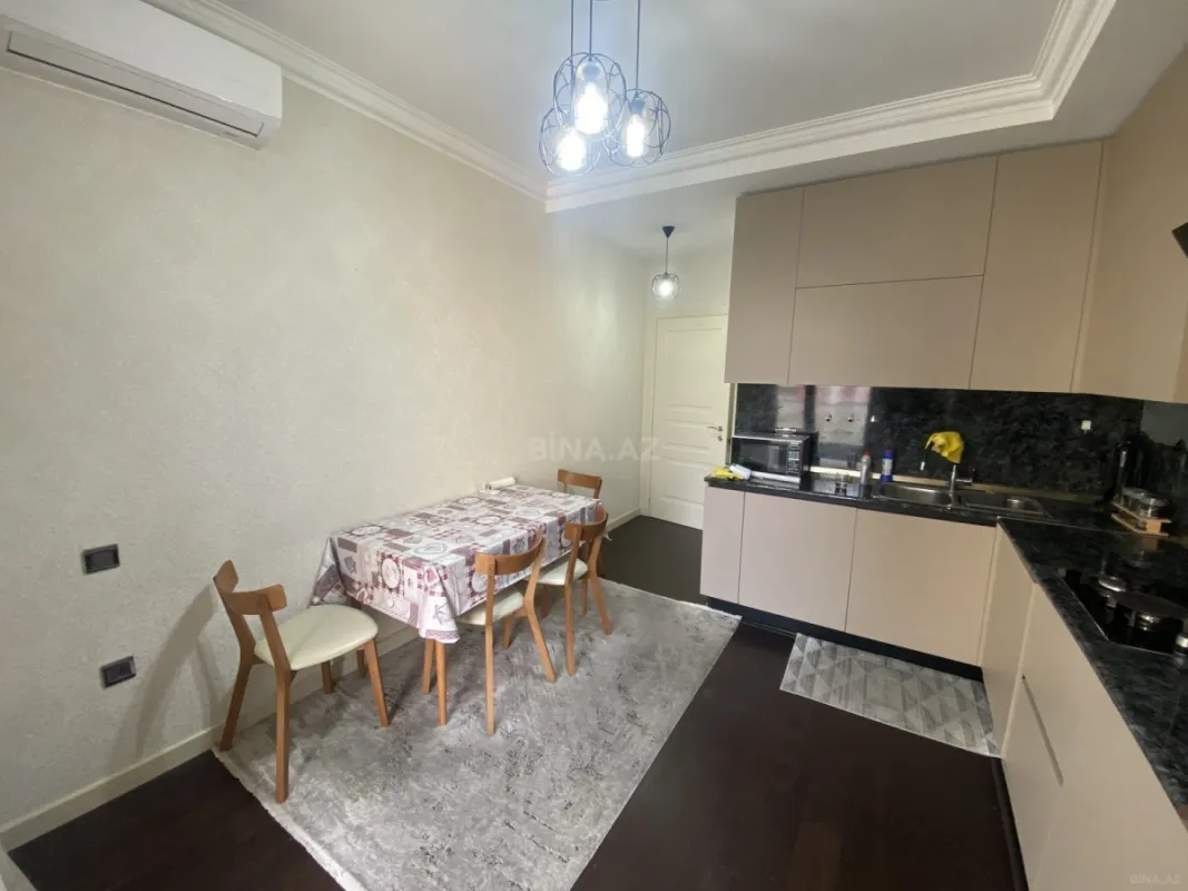 Satılır 4 otaqlı mənzil 180 m²