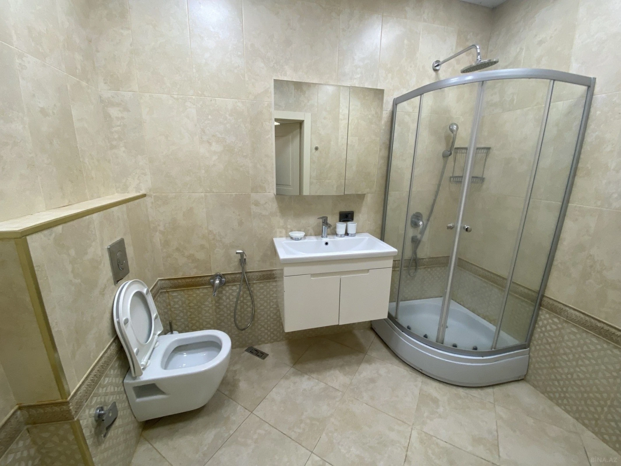 Satılır 4 otaqlı mənzil 180 m²