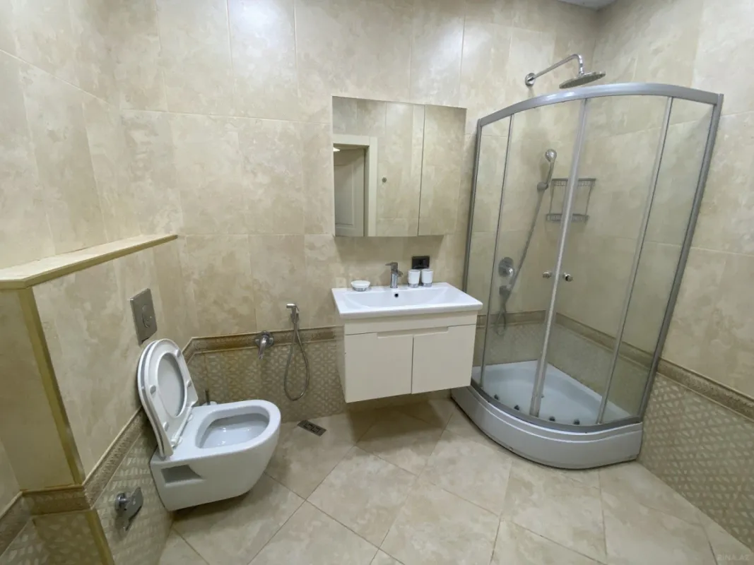 Satılır 4 otaqlı mənzil 180 m²