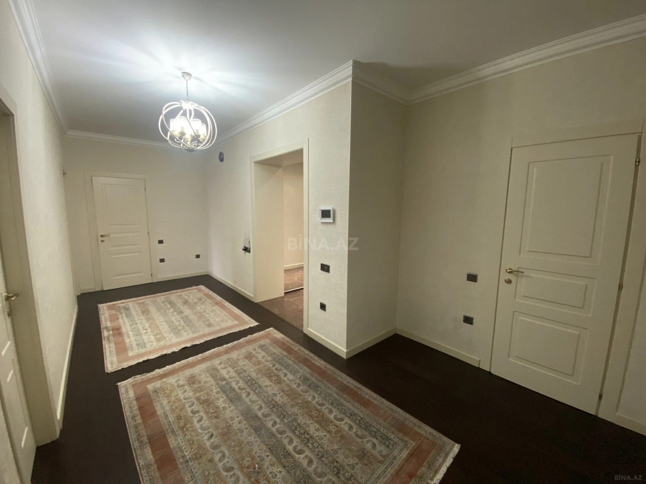 Satılır 4 otaqlı mənzil 180 m²