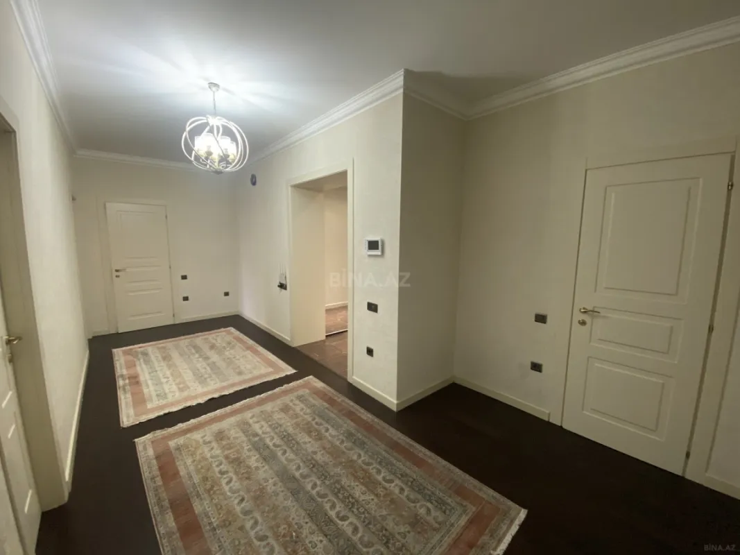 Satılır 4 otaqlı mənzil 180 m²