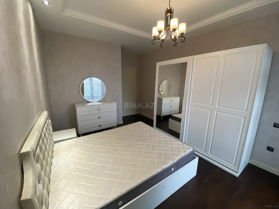 Satılır 4 otaqlı mənzil 180 m²