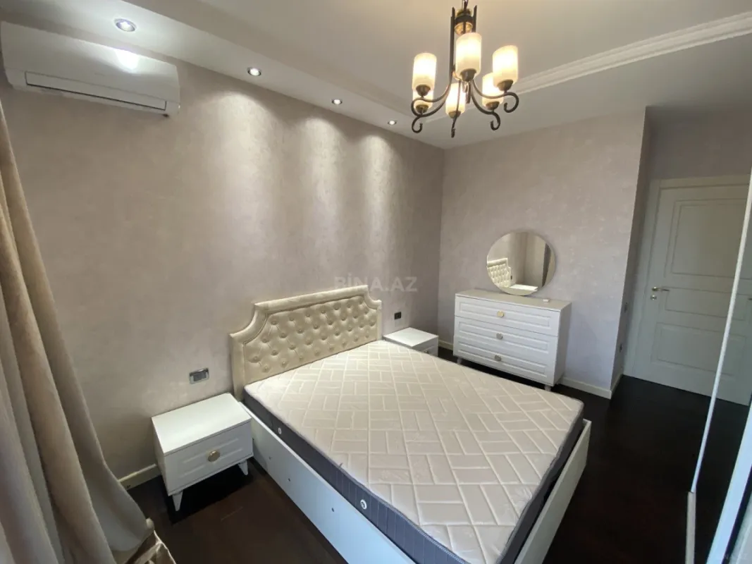 Satılır 4 otaqlı mənzil 180 m²
