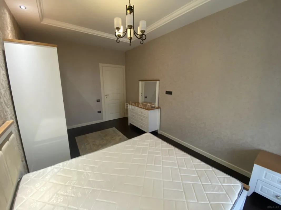Satılır 4 otaqlı mənzil 180 m²