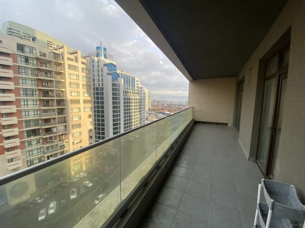 Satılır 4 otaqlı mənzil 180 m²