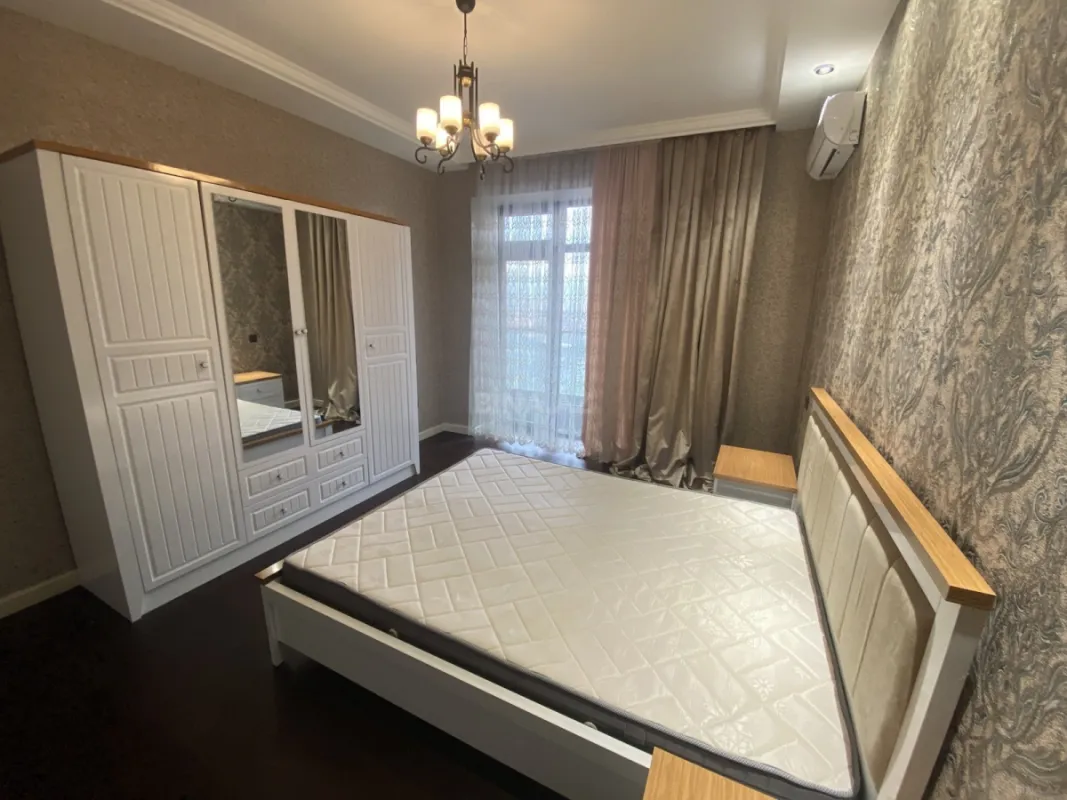 Satılır 4 otaqlı mənzil 180 m²