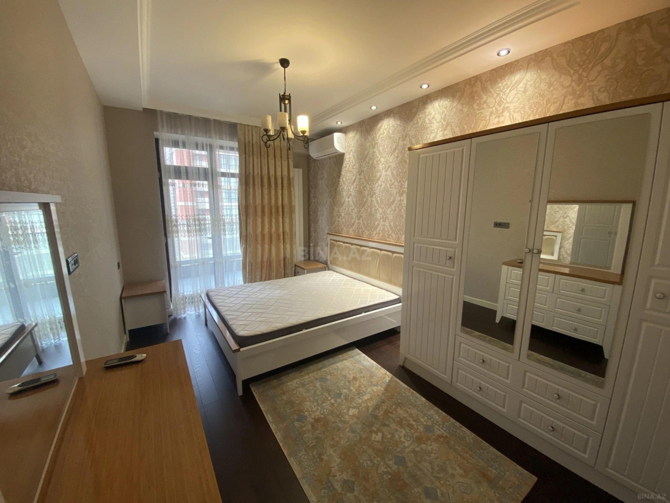 Satılır 4 otaqlı mənzil 180 m²