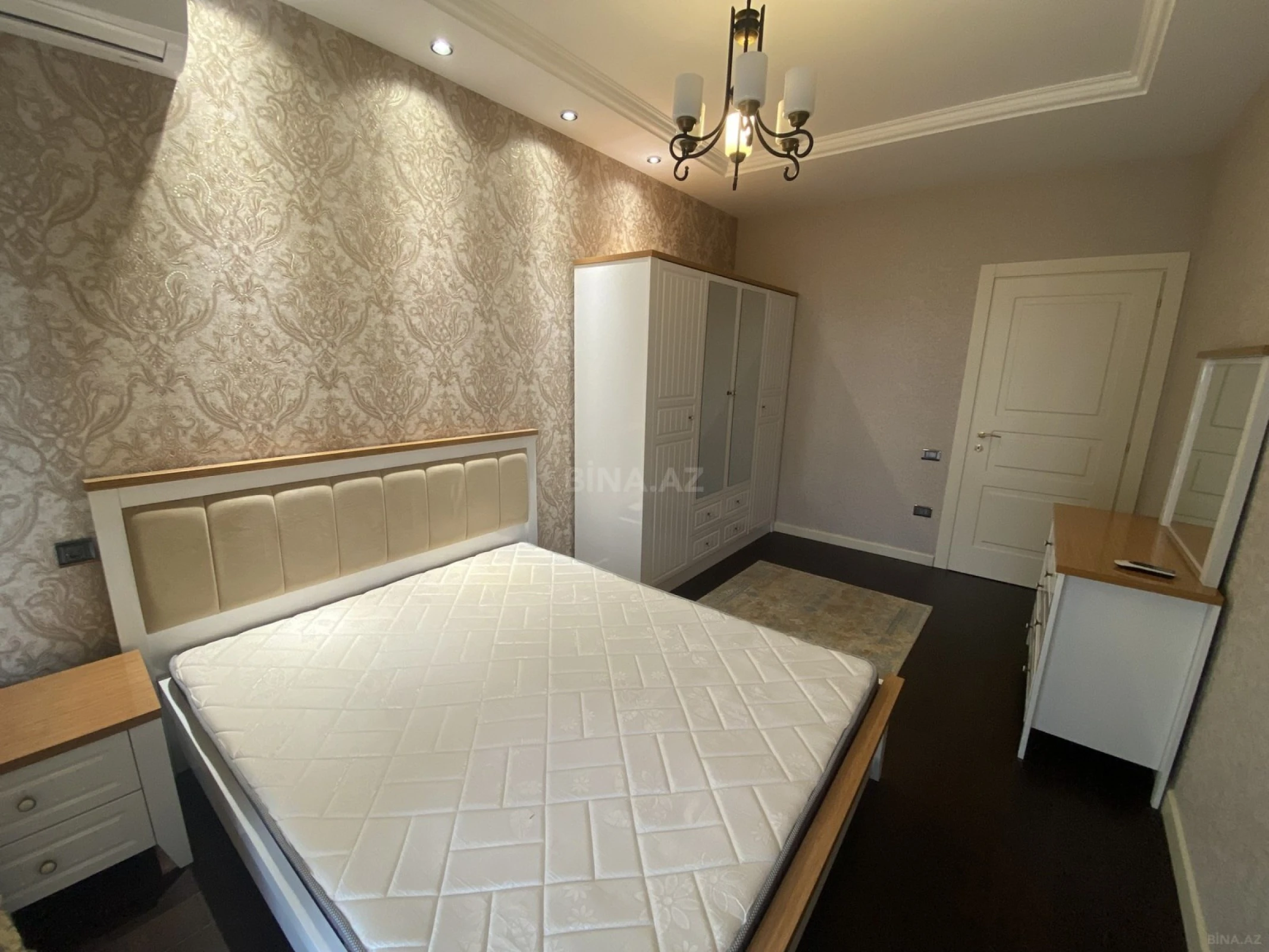 Satılır 4 otaqlı mənzil 180 m²