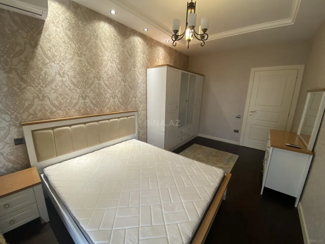 Satılır 4 otaqlı mənzil 180 m²