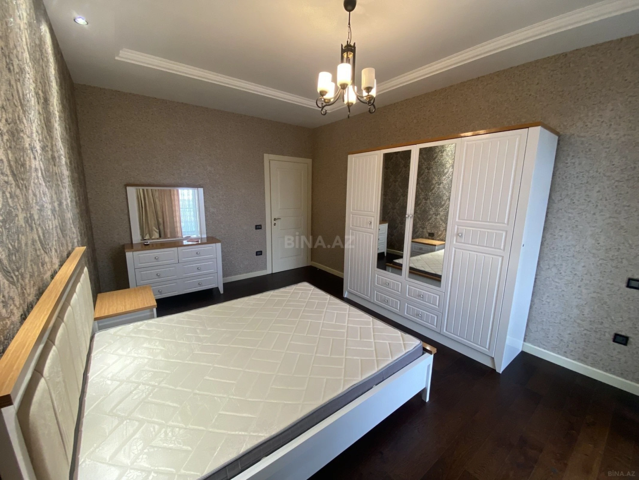 Satılır 4 otaqlı mənzil 180 m²