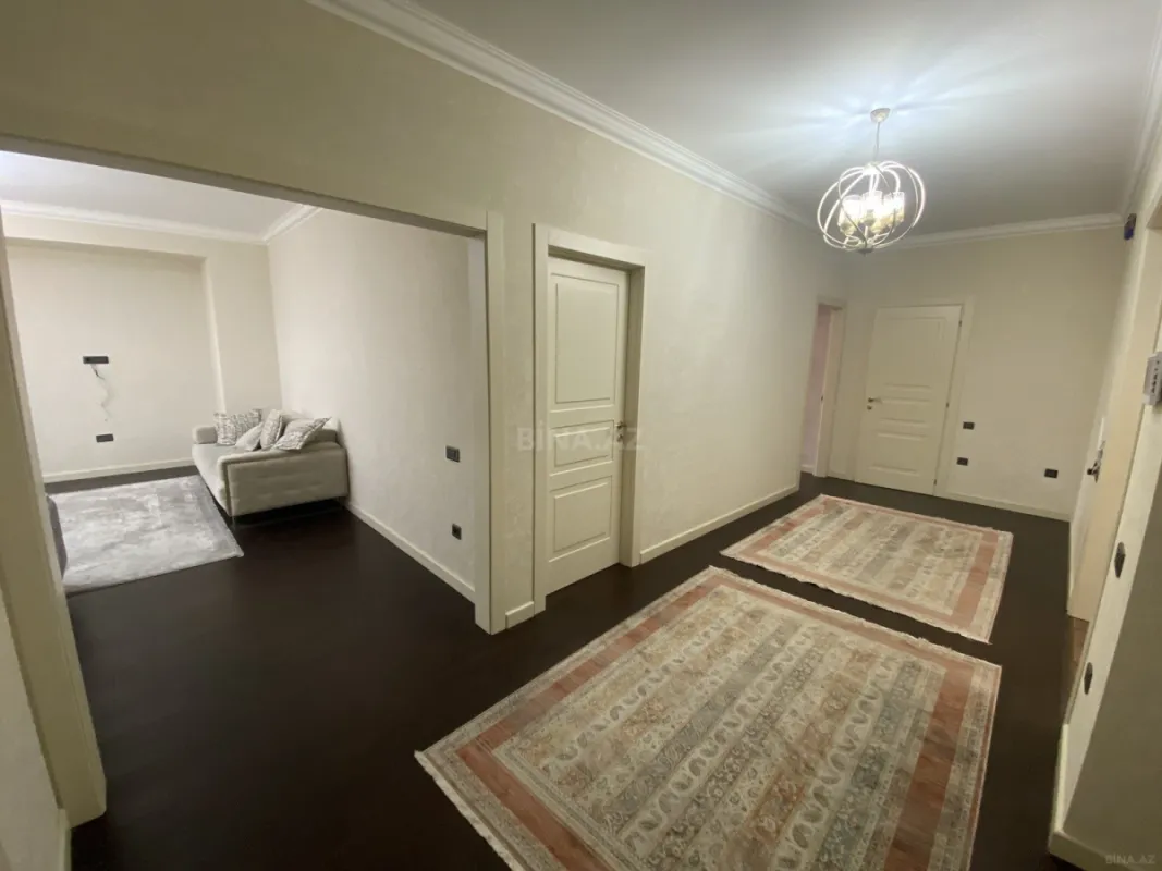 Satılır 4 otaqlı mənzil 180 m²