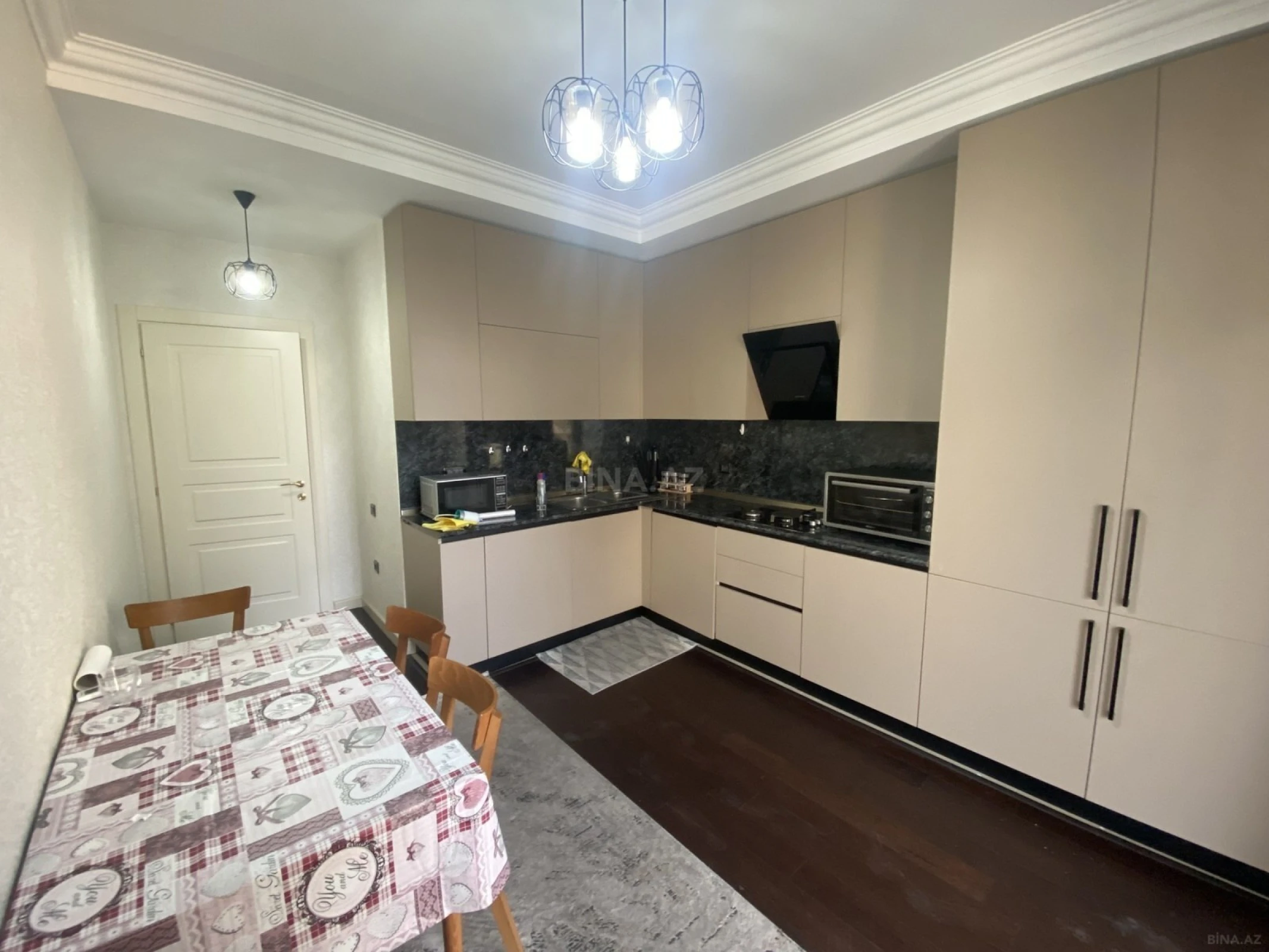 Satılır 4 otaqlı mənzil 180 m²