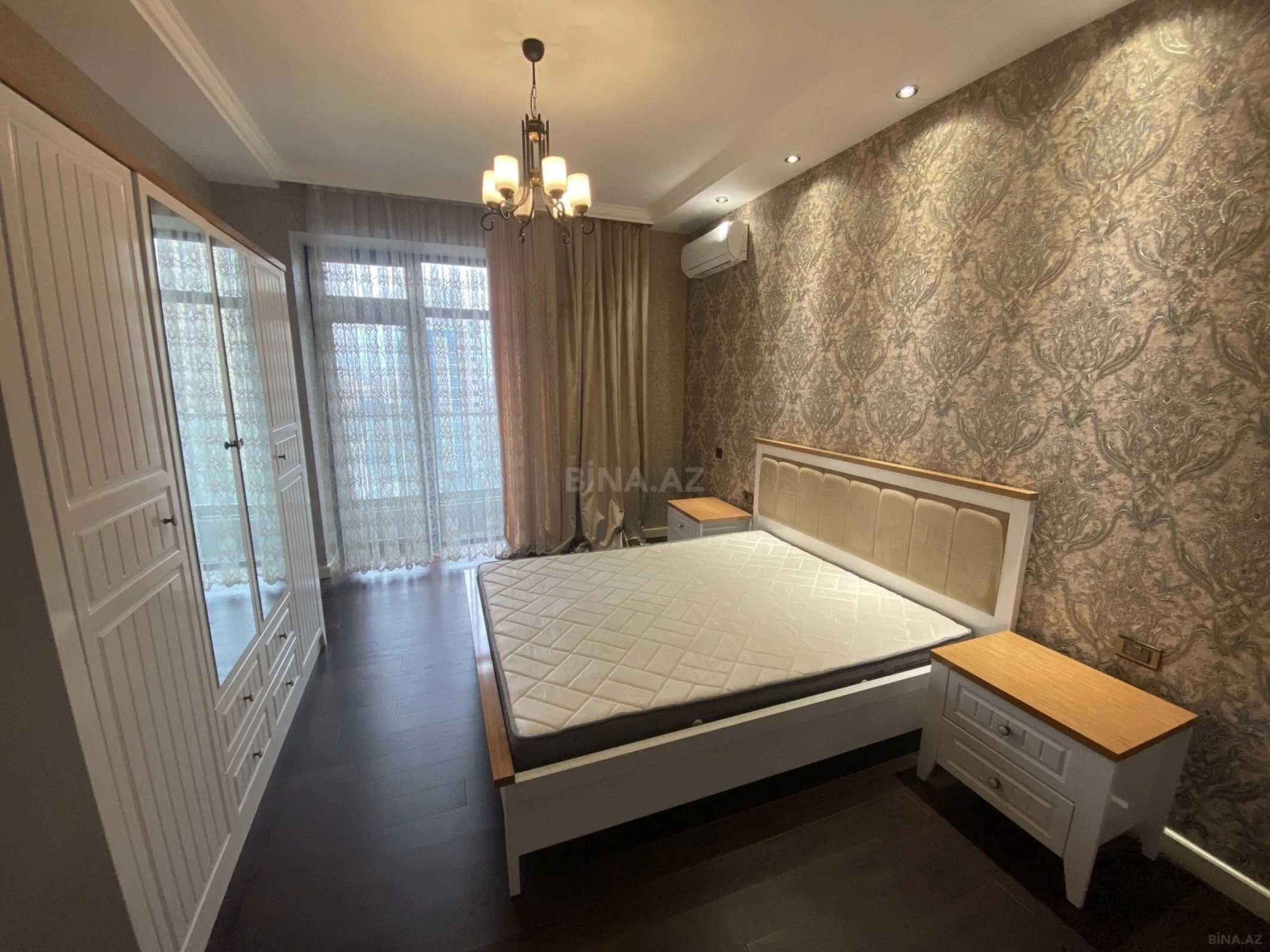Satılır 4 otaqlı mənzil 180 m²