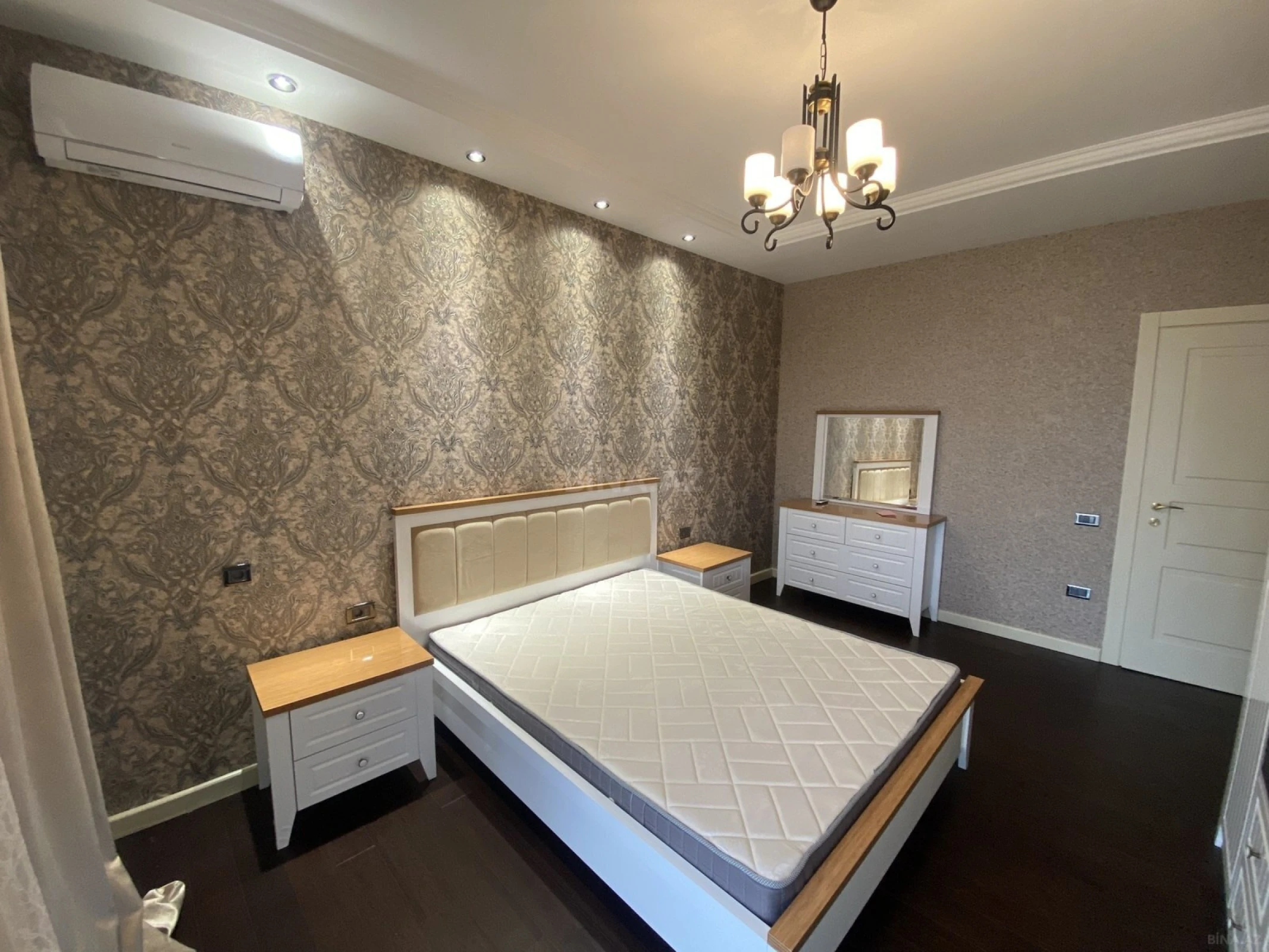 Satılır 4 otaqlı mənzil 180 m²