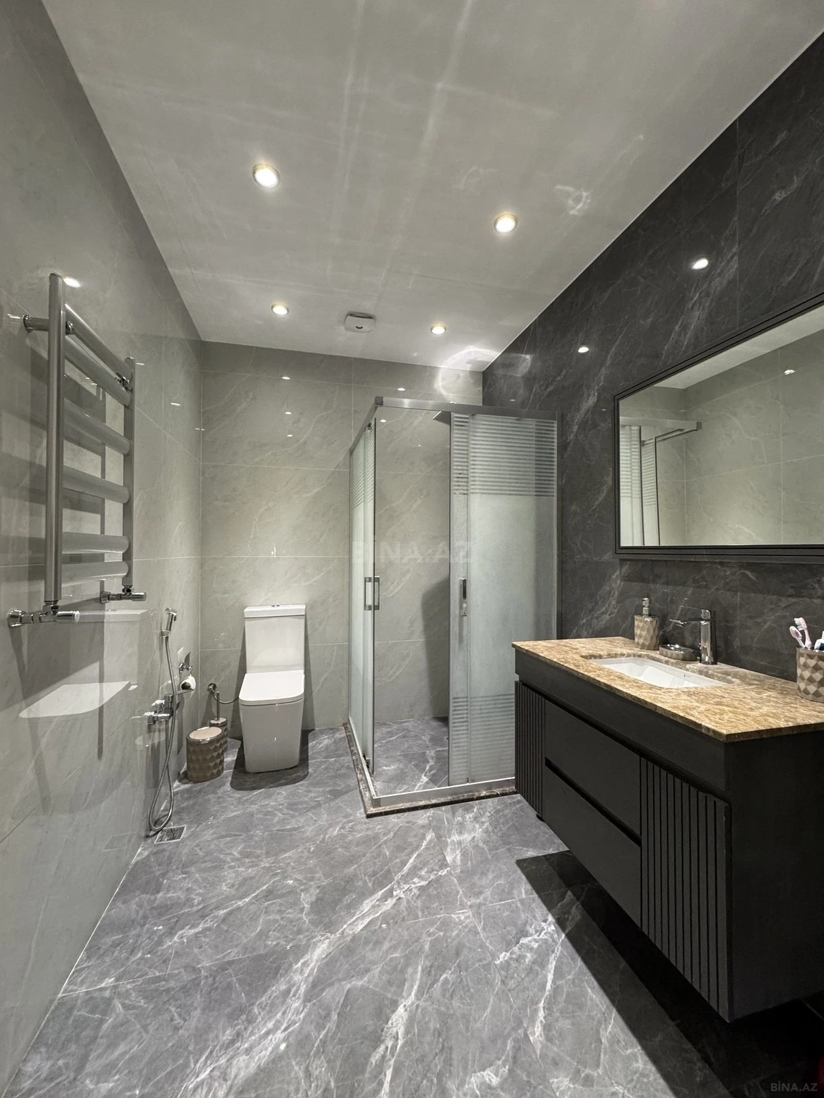 Satılır 3 otaqlı mənzil 130 m²